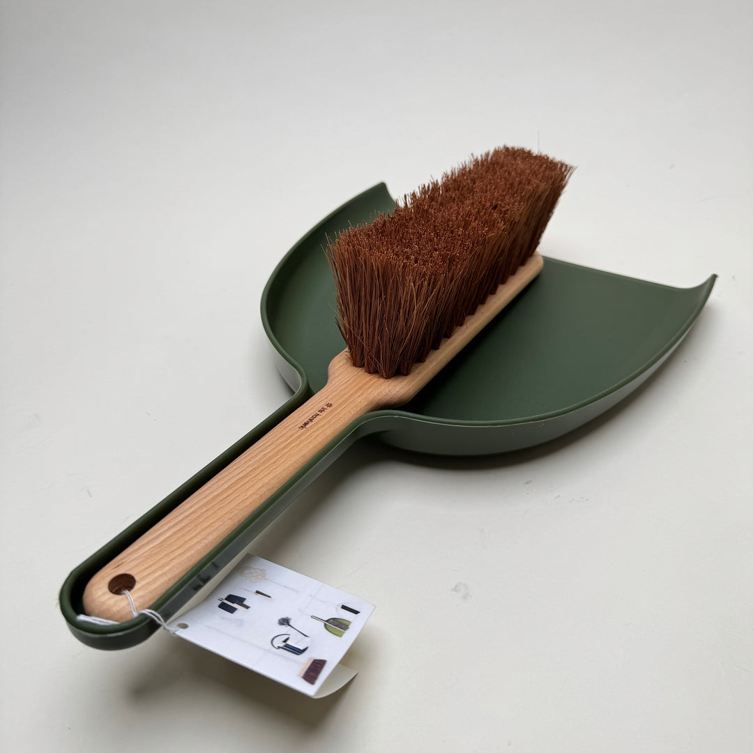 Iris Hantverk Dustpan and Brush